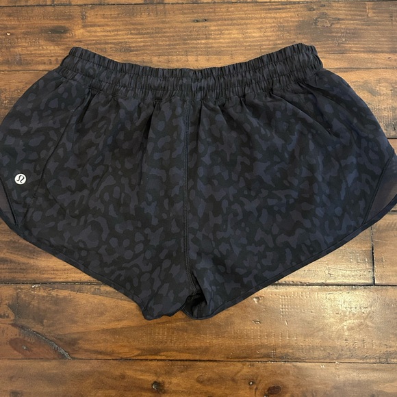 Lululemon Hotty Hot Short Low-Rise 2.5” - Picture 2 of 7